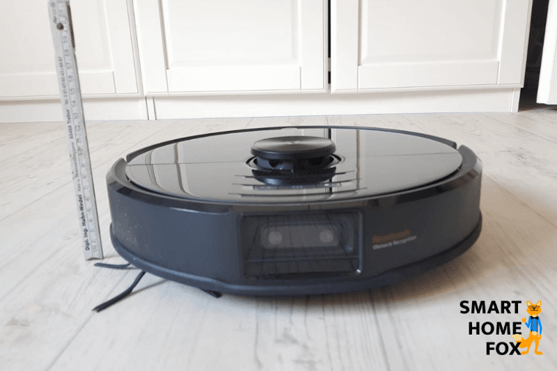 Высота Roborock S6 MaxV измеряется линейкой.